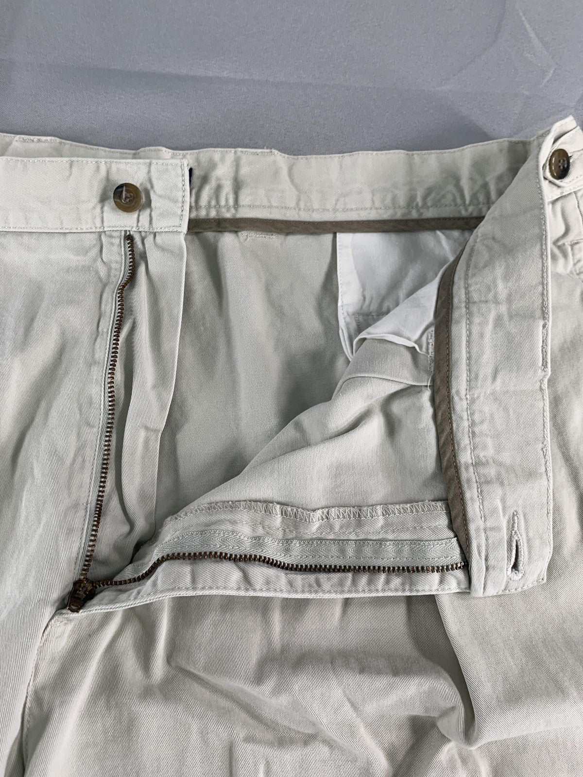 Dockers Khakis Shorts Mens Medium Beige Pleated Front Casual Flat Front Classic