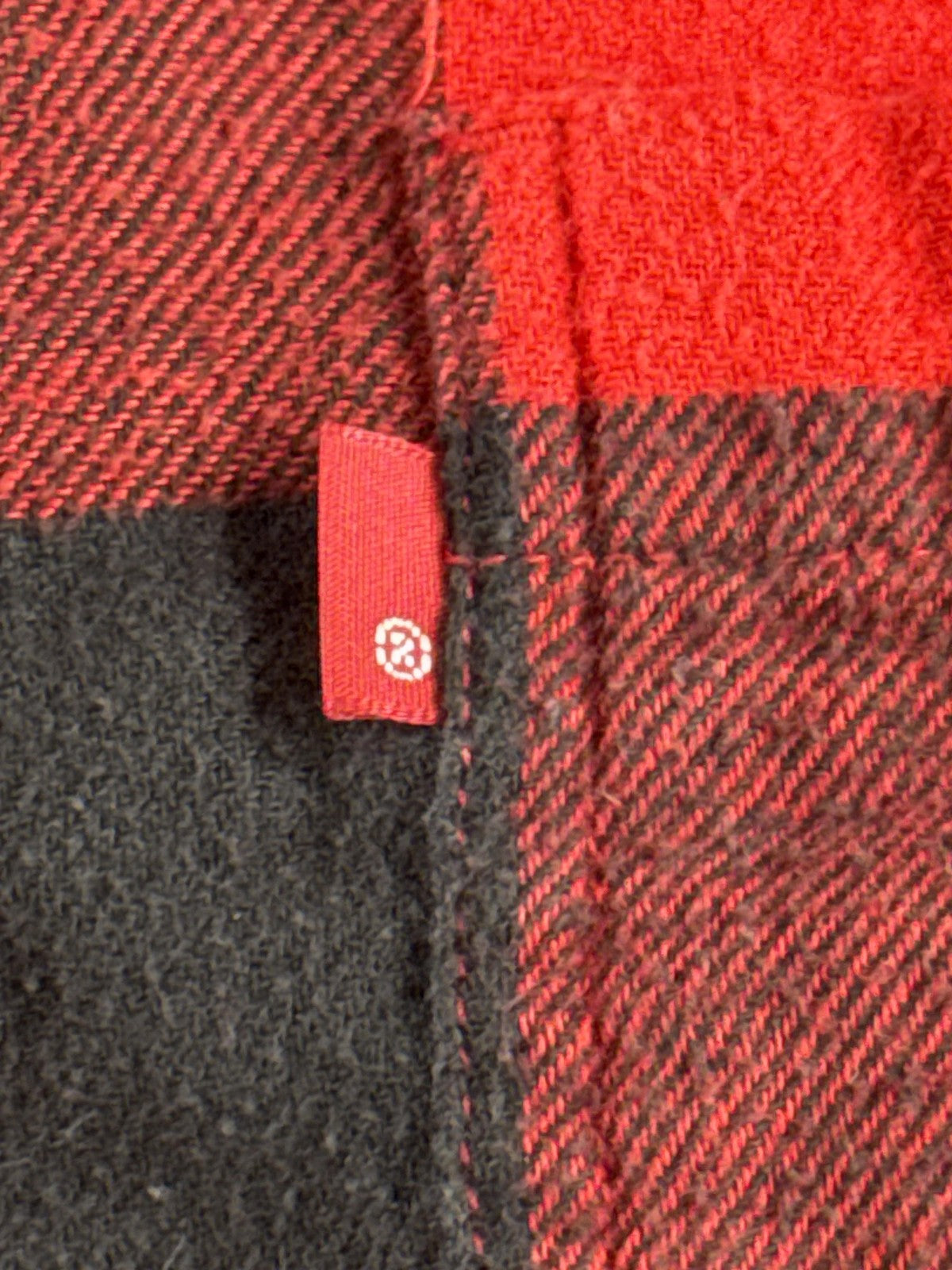 Levis Shirt Mens Small Red Black Buffalo Plaid Button Up Flannel Long Sleeve 100