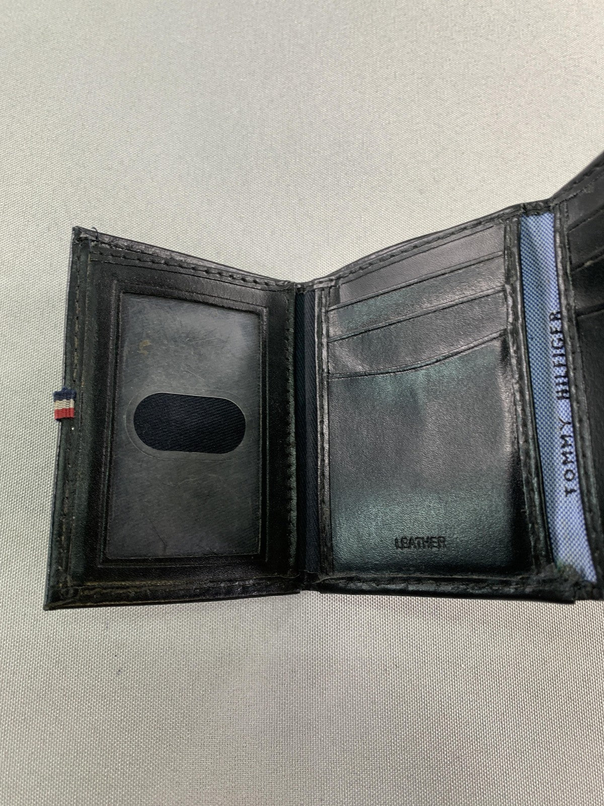 Tommy Hilfiger Wallet Mens Black Leather Trifold ID Window Logo Plaque Card Case