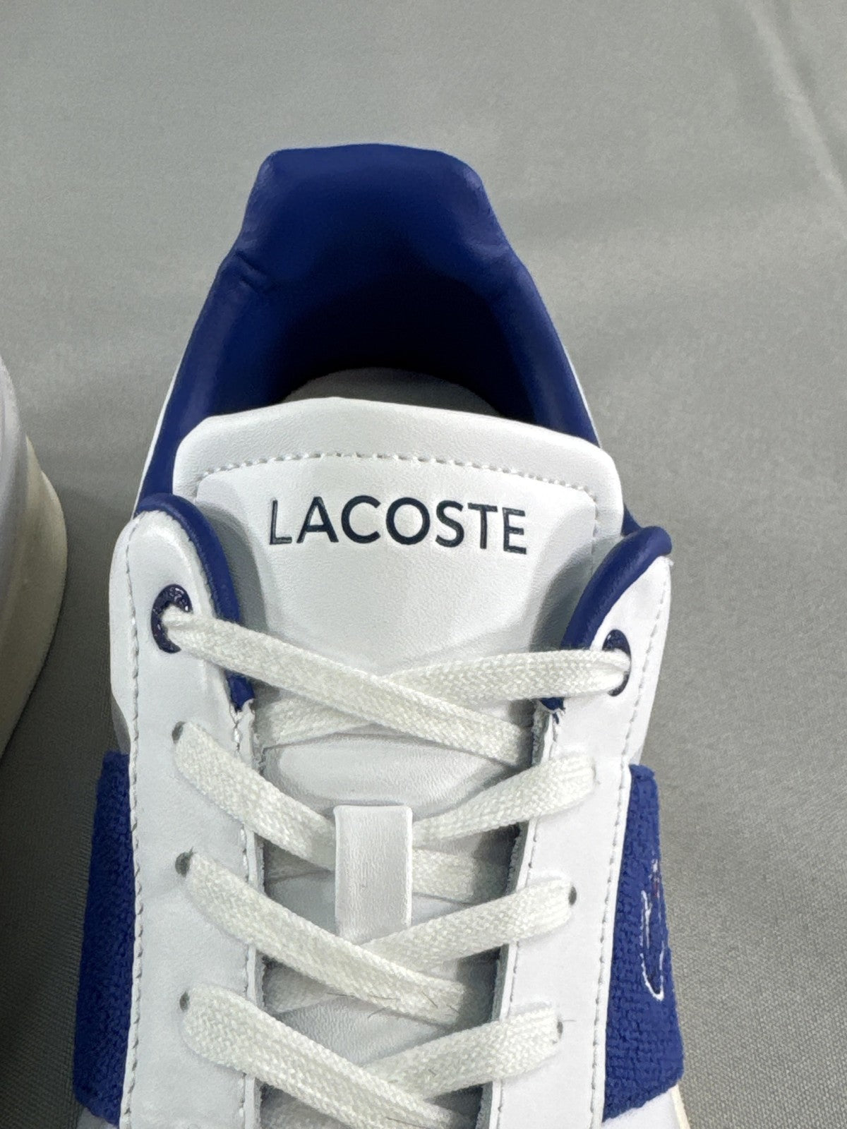 Lacoste Carnaby Pro Shoes Mens Size 10.5 White Blue Ortholite 747SMA0048080