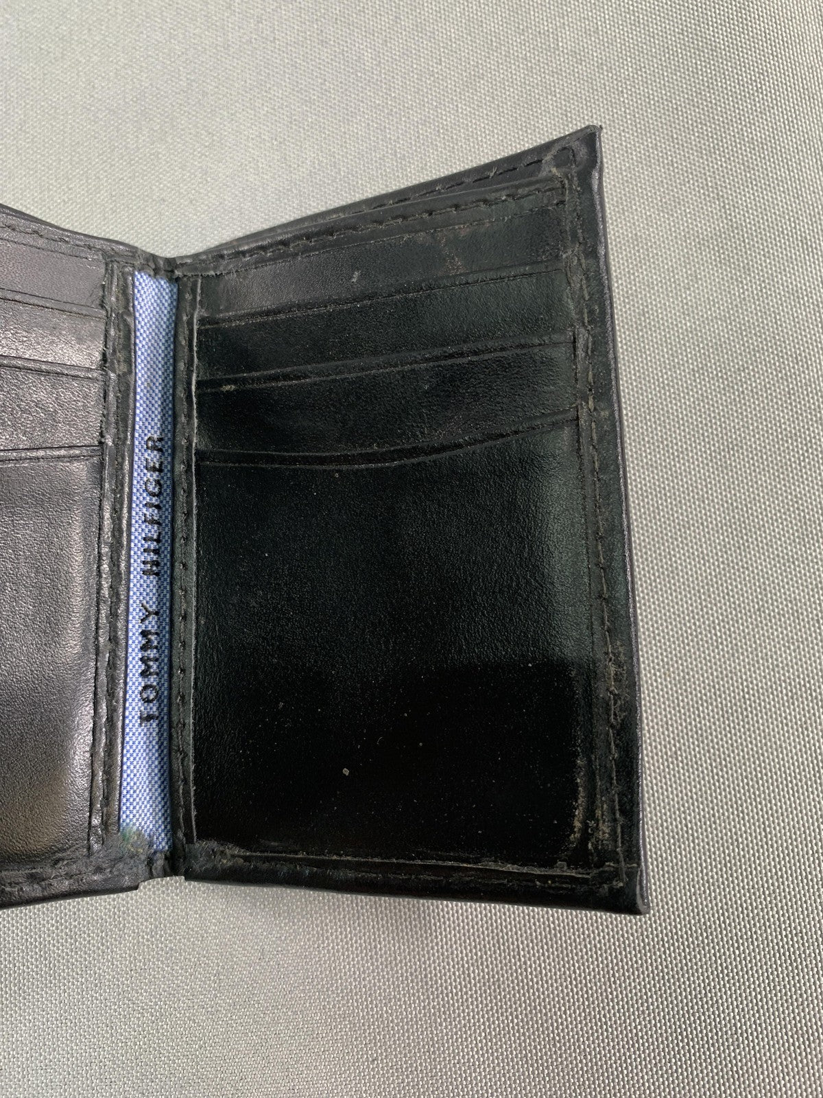 Tommy Hilfiger Wallet Mens Black Leather Trifold ID Window Logo Plaque Card Case