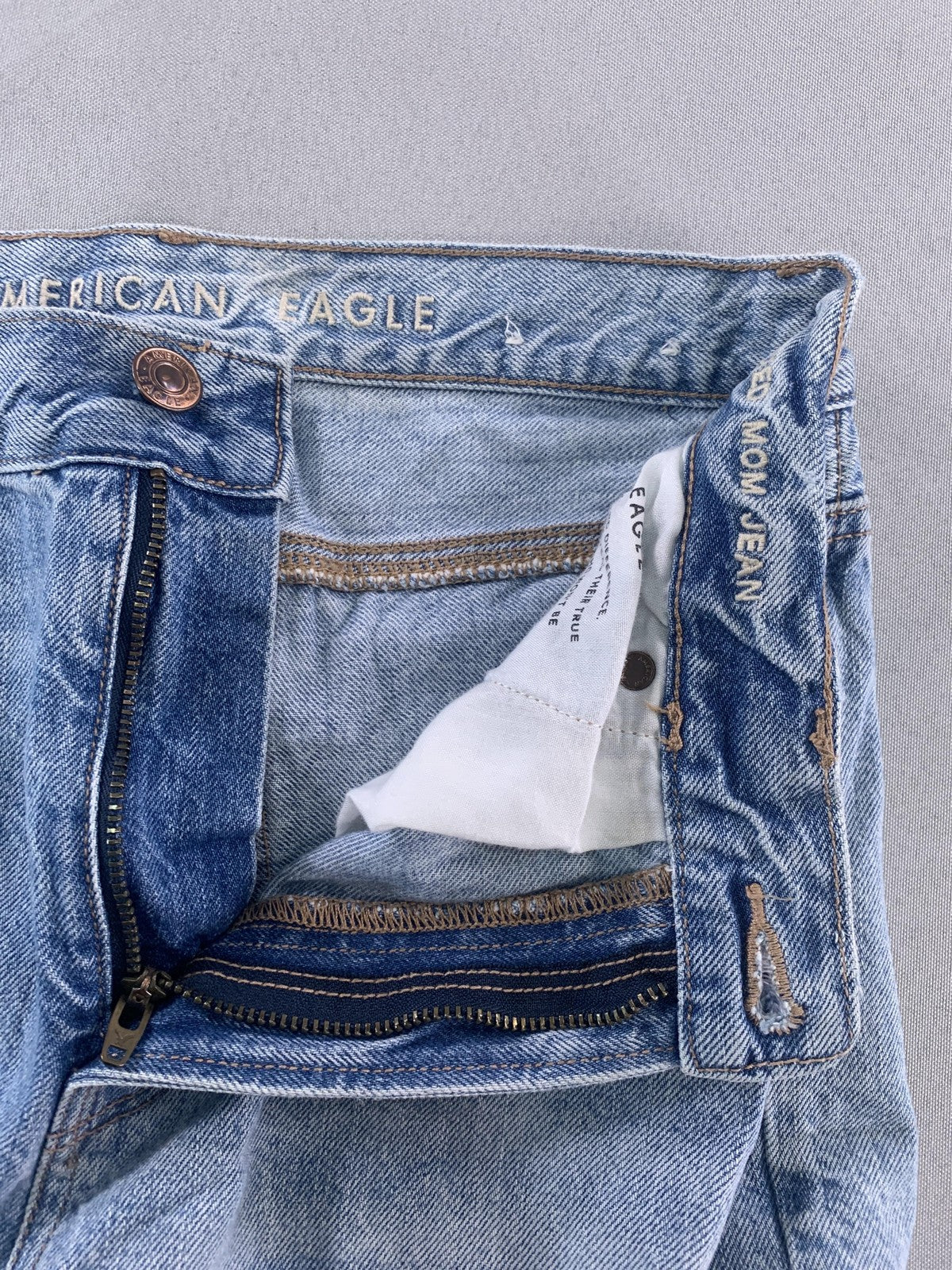 American Eagle Jeans Womens 0 Blue Light Wash Relaxed Mom Jean Distressed Ripped