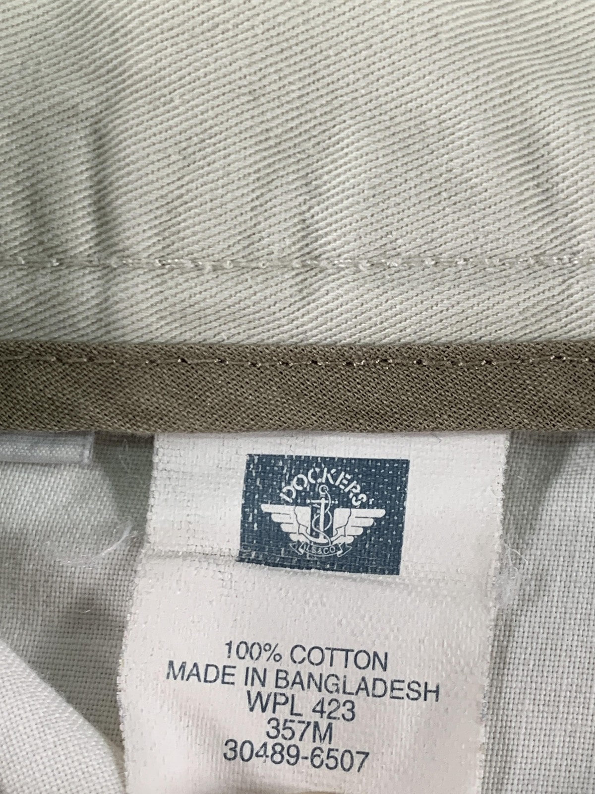 Dockers Khakis Shorts Mens Medium Beige Pleated Front Casual Flat Front Classic