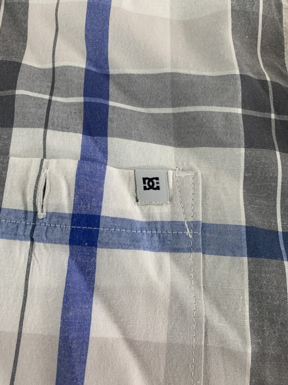 DC Shoes Shirt Mens Large Gray Blue White Plaid Button Up Short Sleeve Casual