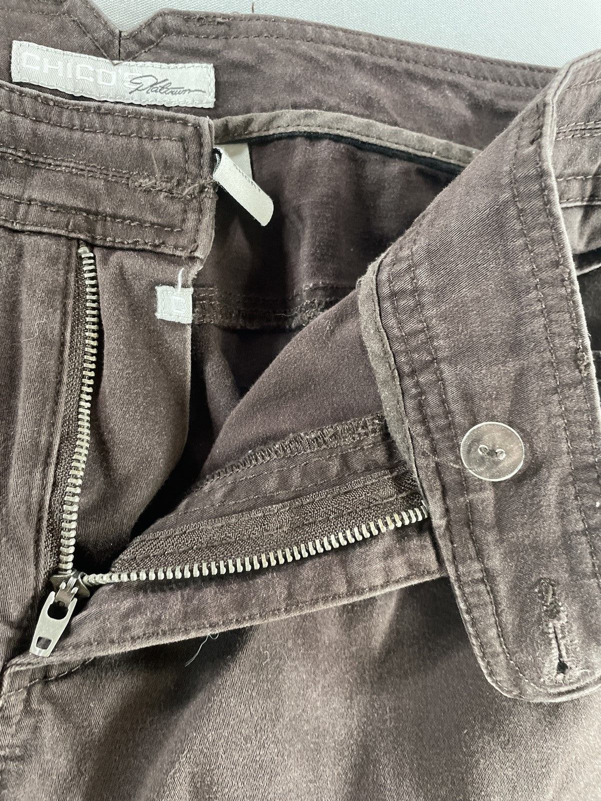 Chicos Platinum Pants Womens 2 Short Straight Leg Embellished Pockets Stretch 98