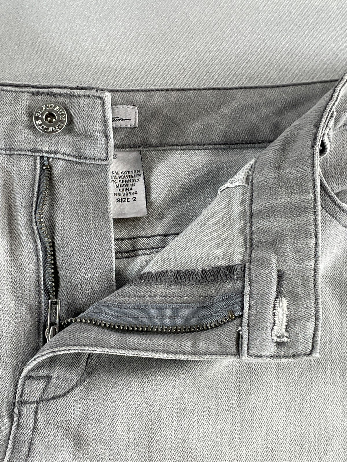 Chicos Platinum Jeans Womens 2 Gray Cropped Denim Stretch Capri Pants Classic 66