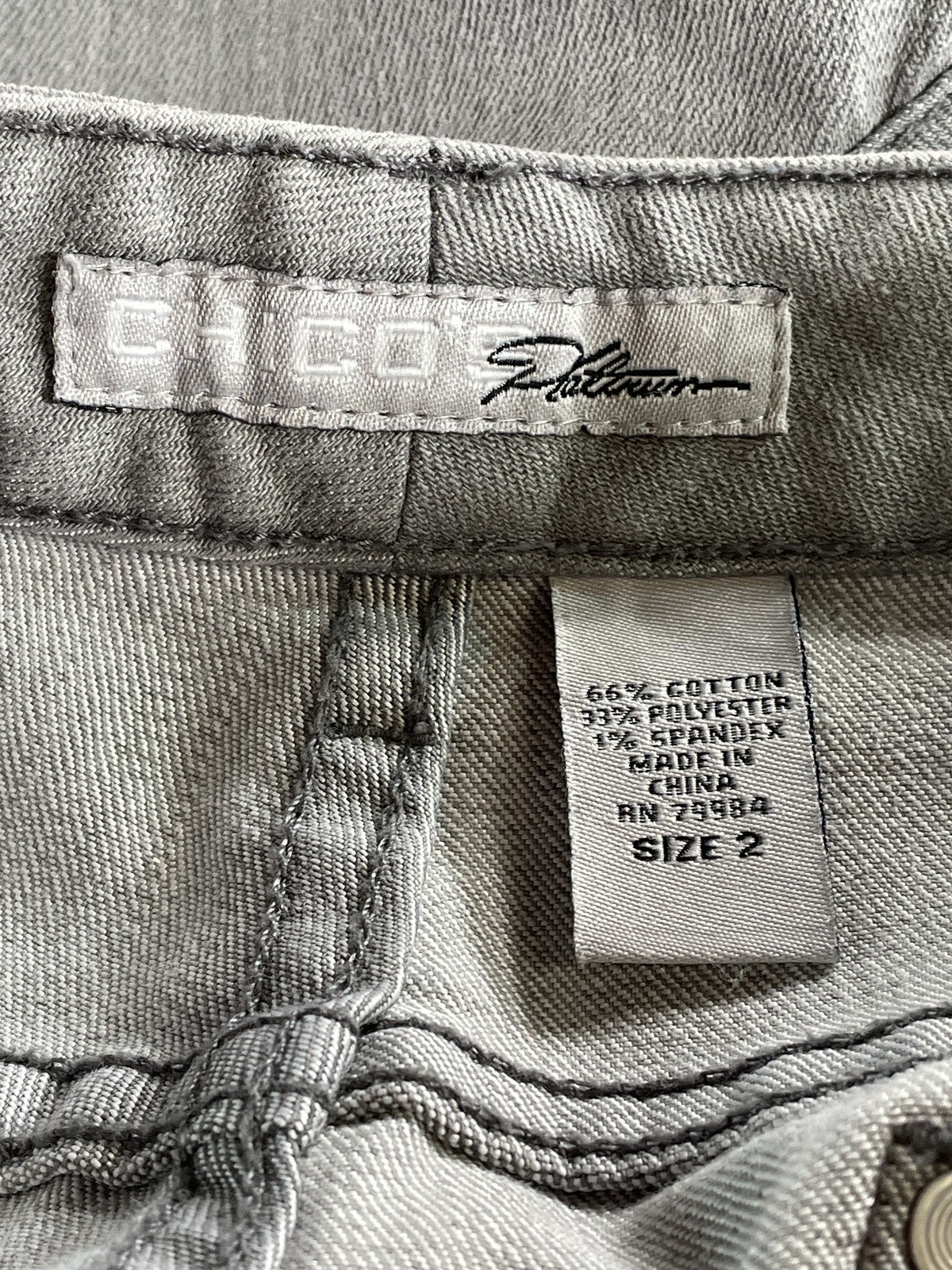Chicos Platinum Jeans Womens 2 Gray Cropped Denim Stretch Capri Pants Classic 66