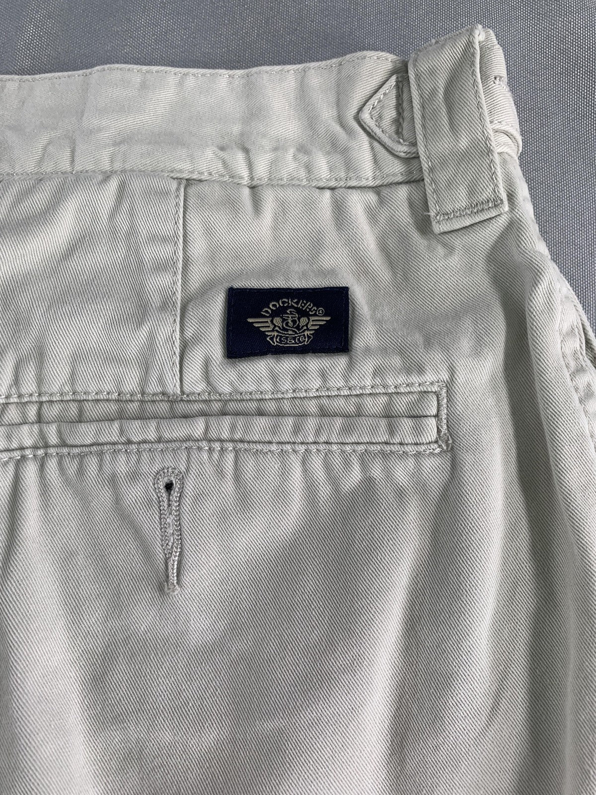 Dockers Khakis Shorts Mens Medium Beige Pleated Front Casual Flat Front Classic