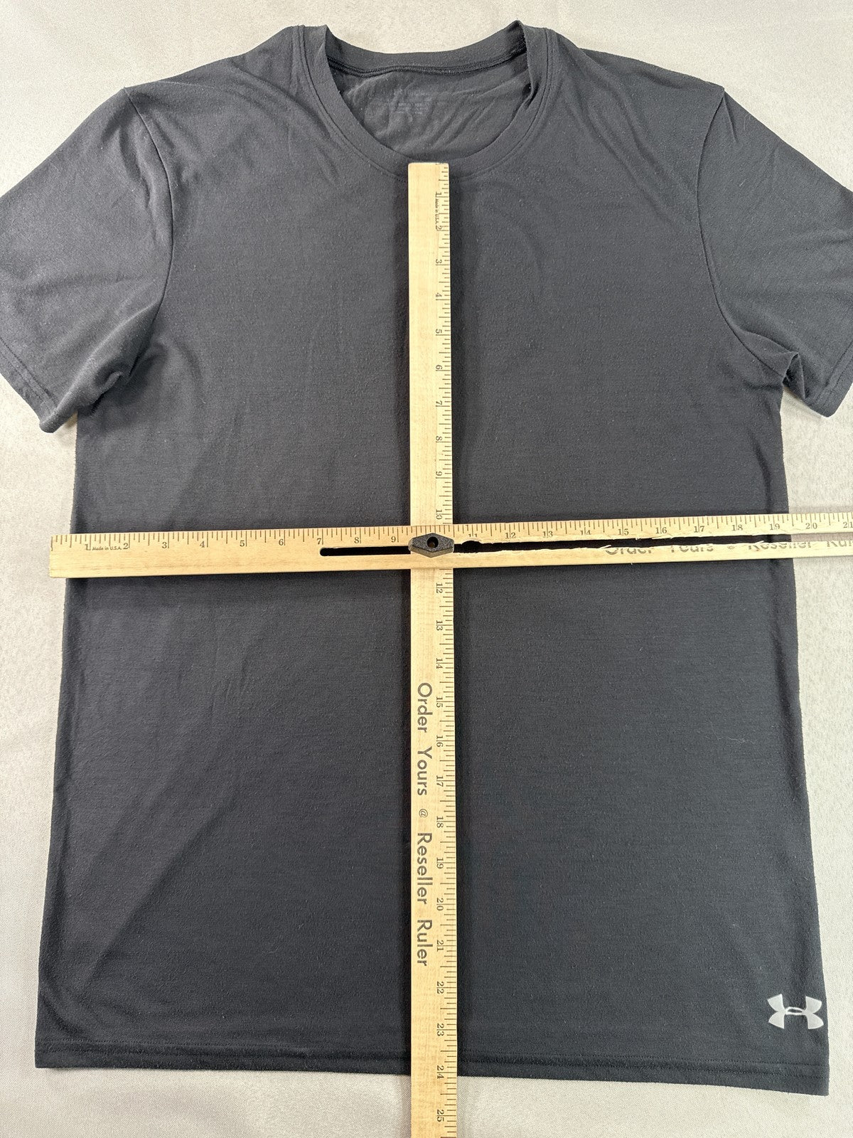 Under Armour Graphic Logo Tee L Gray Polyester Athletic Regular Fit Short