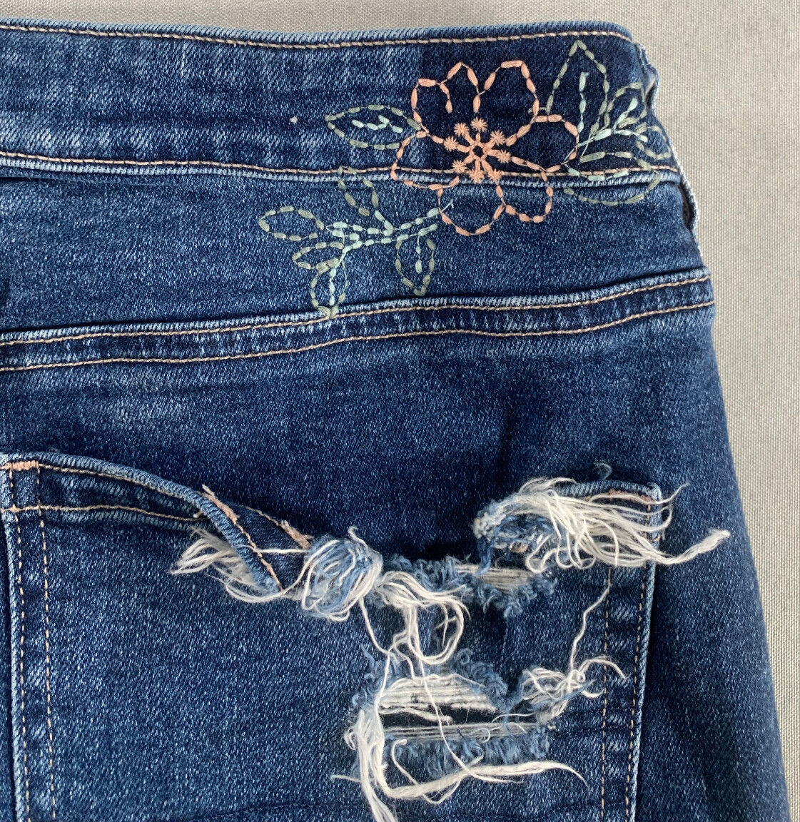 American Eagle Ripped Jeans 14 32x25 High Rise Distressed Rigid Floral Embroider