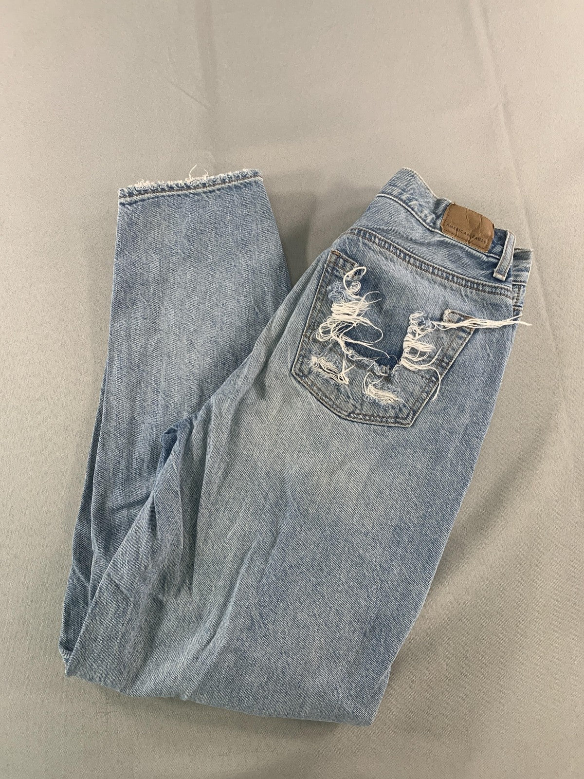 American Eagle Jeans Womens 0 Blue Light Wash Relaxed Mom Jean Distressed Ripped