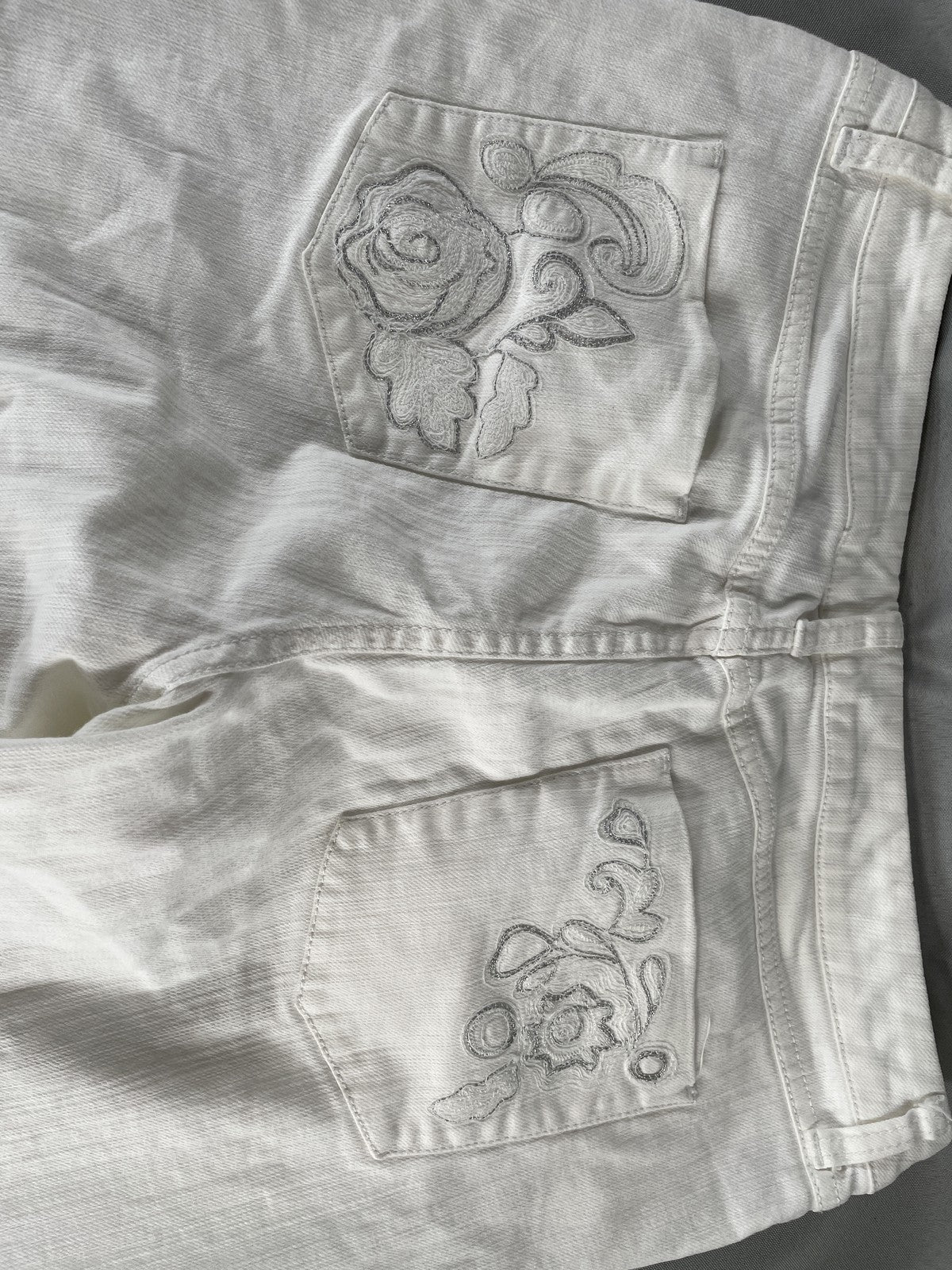Chicos Platinum Jeans Womens 1.5 Short Embroidered Floral Bootcut Stretch Pants