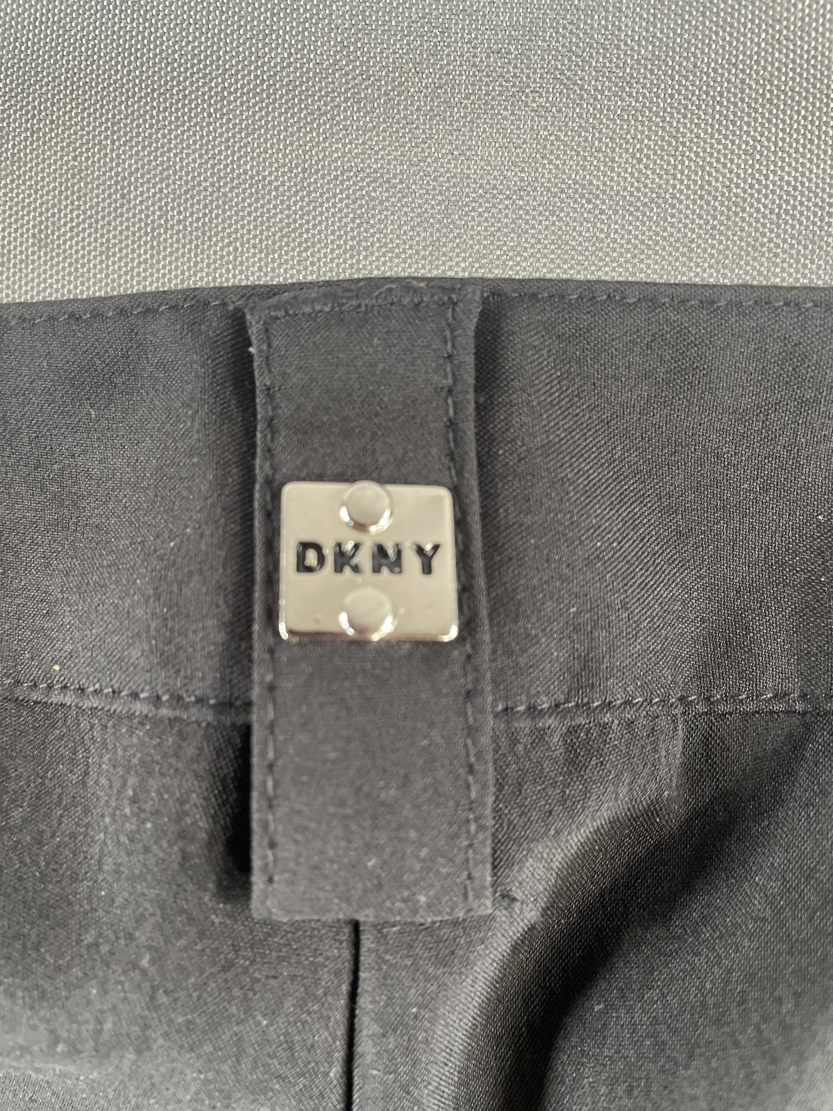 DKNY Golf Pants Womens 10 Stretch Zip Pocket Cropped Tapered Athletic Spandex
