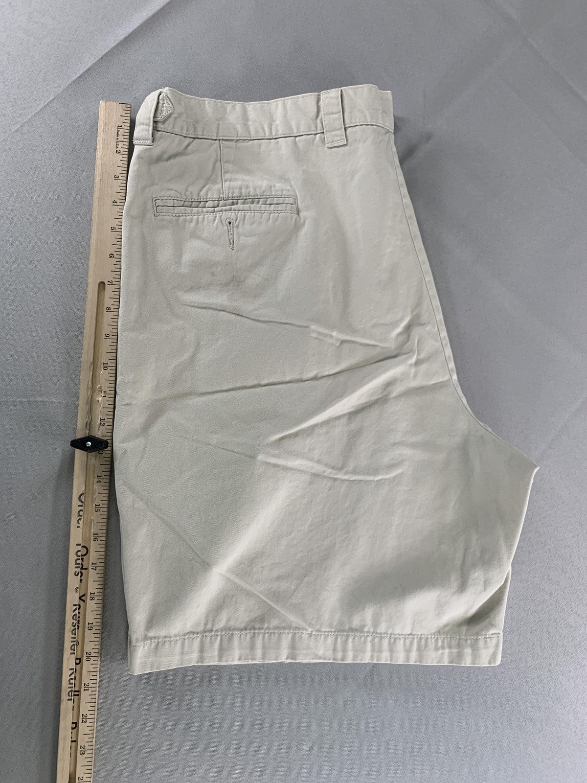 Dockers Khakis Shorts Mens Medium Beige Pleated Front Casual Flat Front Classic