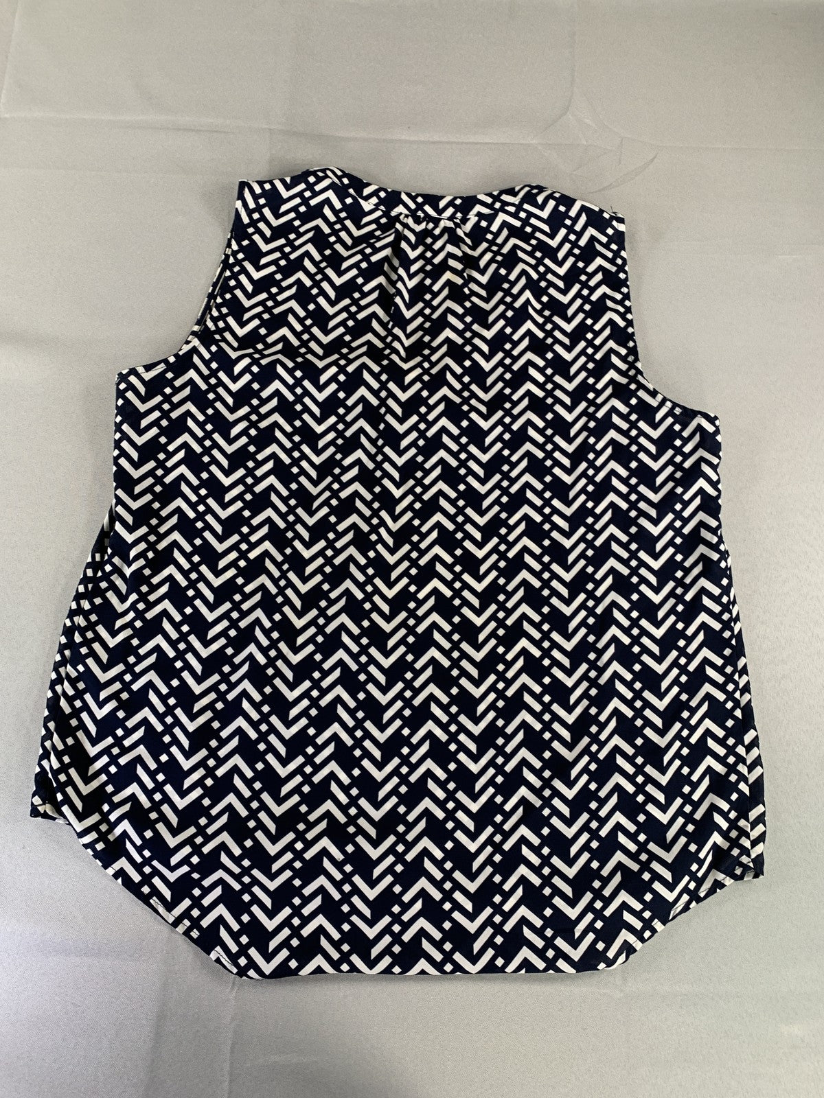 Roz & Ali Blouse Womens Large Chevron Geometric Sleeveless Top Polyester 100