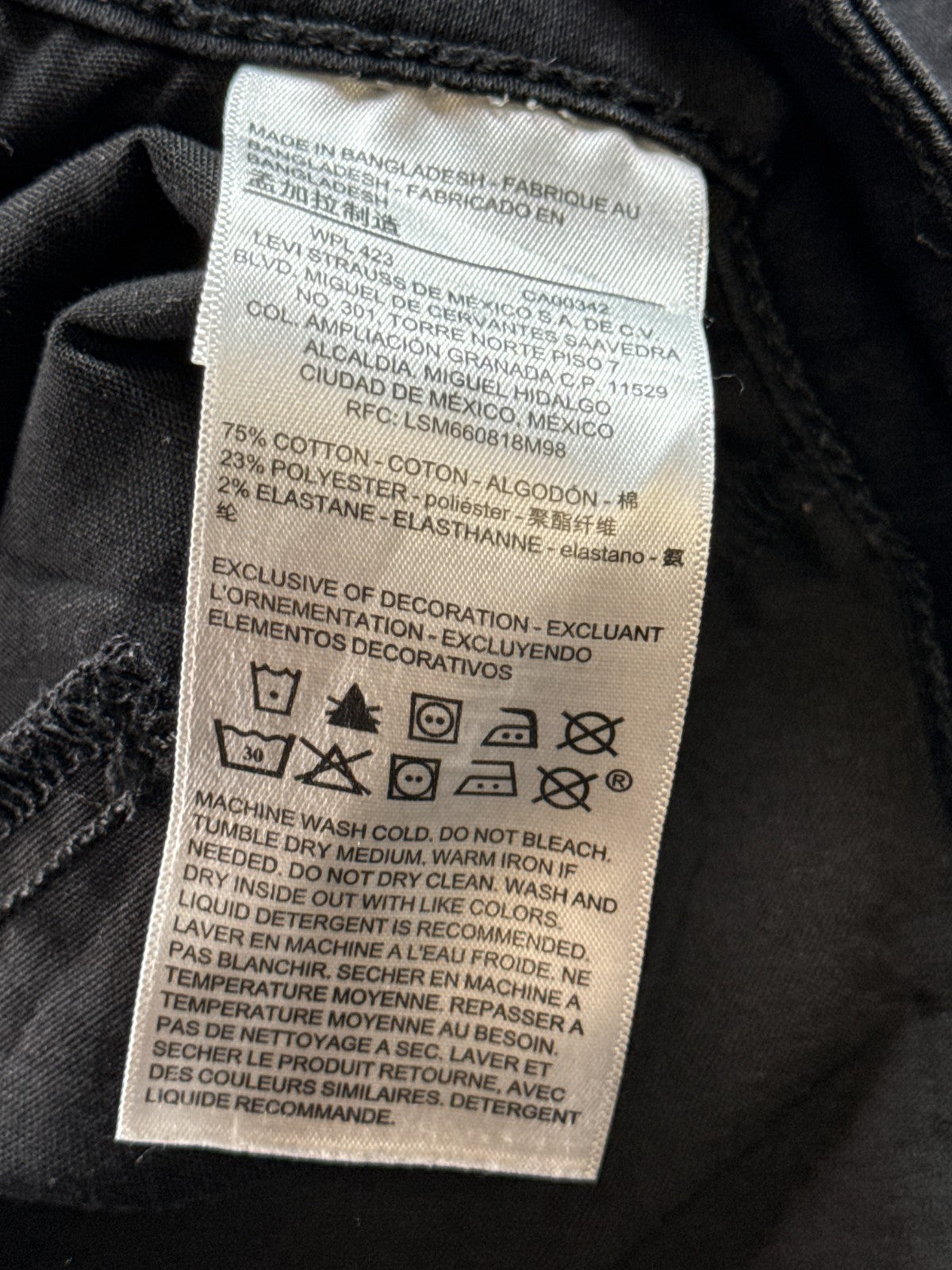 Signature by Levi Strauss Modern Skinny Capri Jeans Womens Plus Black Raw Hem
