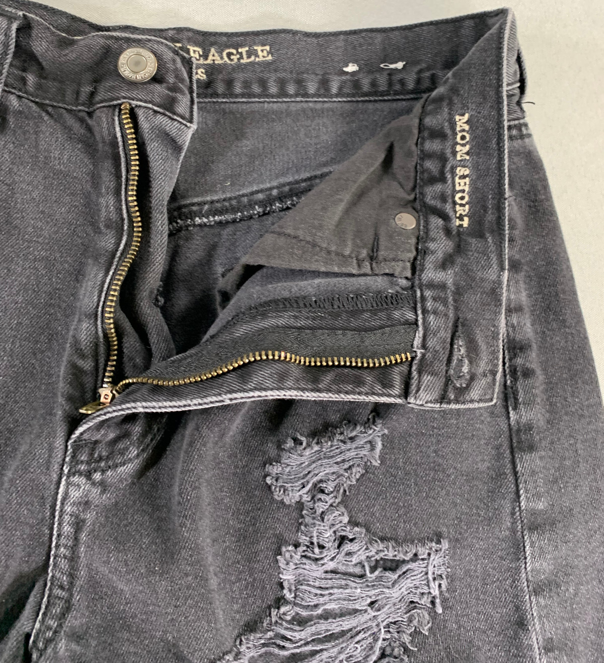 American Eagle Mom Shorts Black Distressed Denim High Rise Frayed Hem Sz 6 119