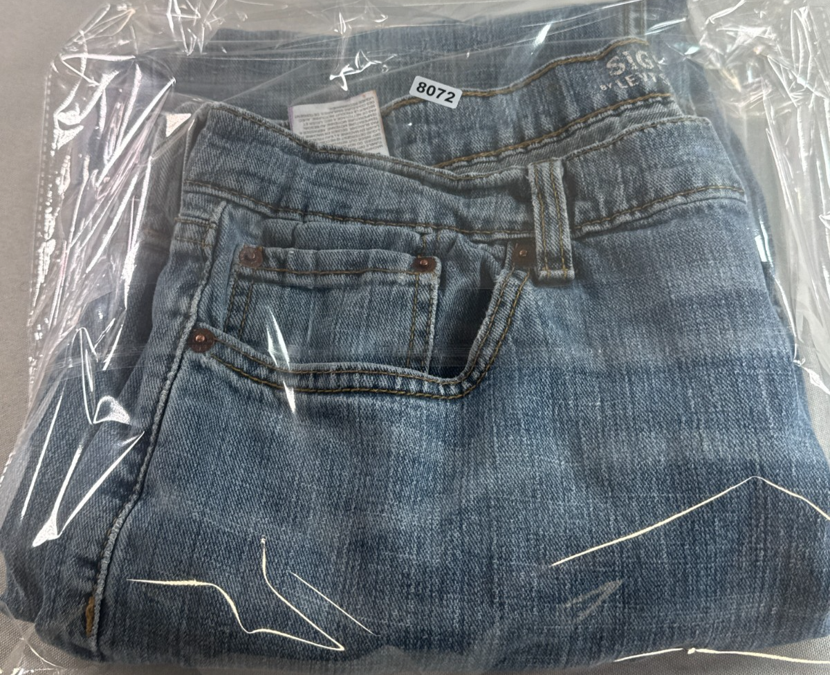 Levi Strauss Signature Capri Jeans Womens 10 Light Wash Denim Mid Rise Crop