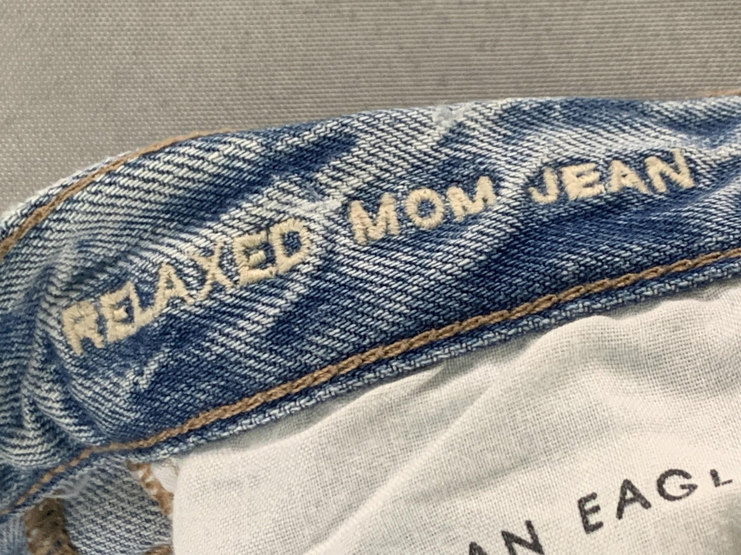 American Eagle Jeans Womens 0 Blue Light Wash Relaxed Mom Jean Distressed Ripped