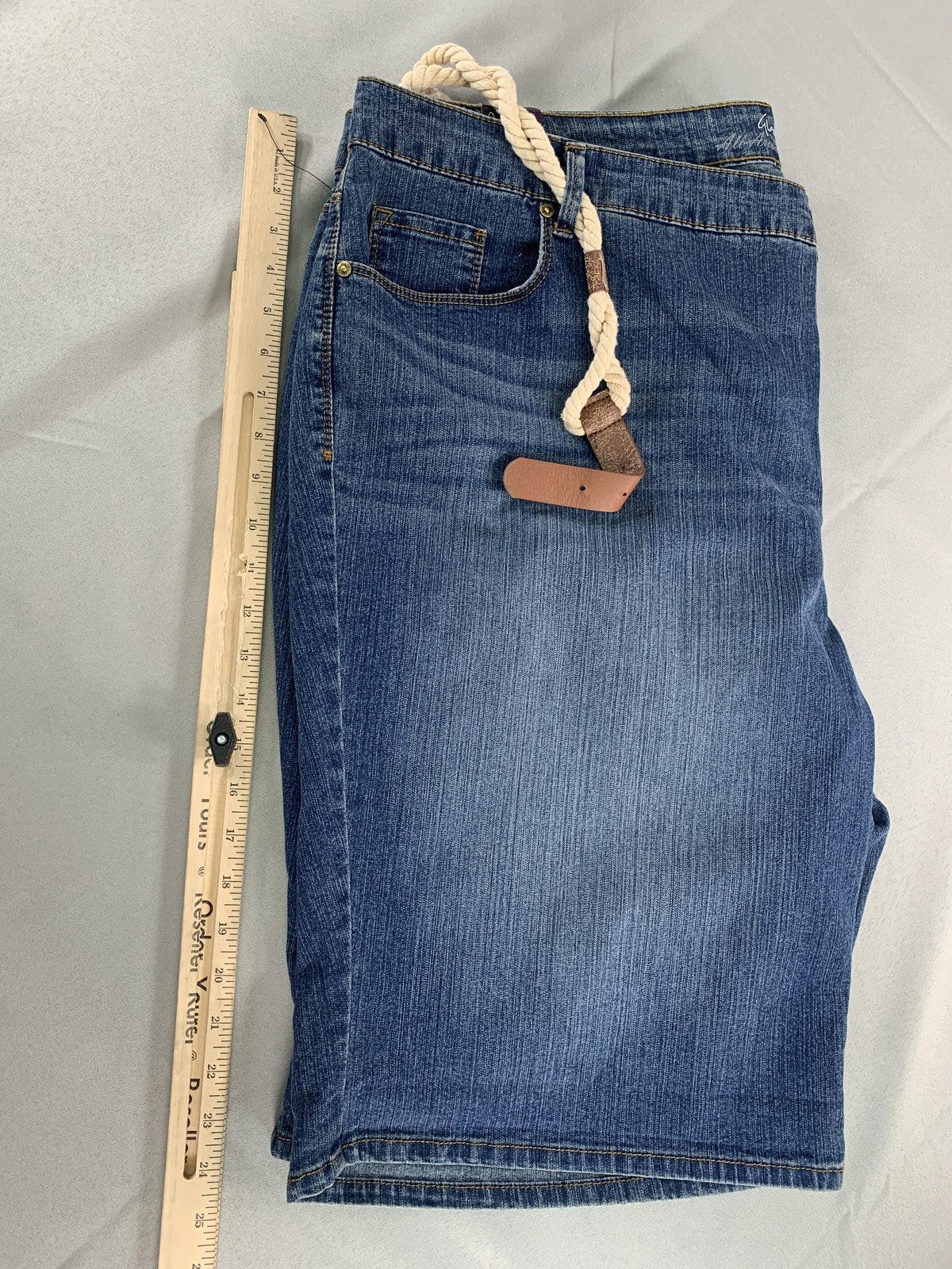 Gloria Vanderbilt Bermuda Shorts Womens 24W Denim Jean Slimming Stretch Casual