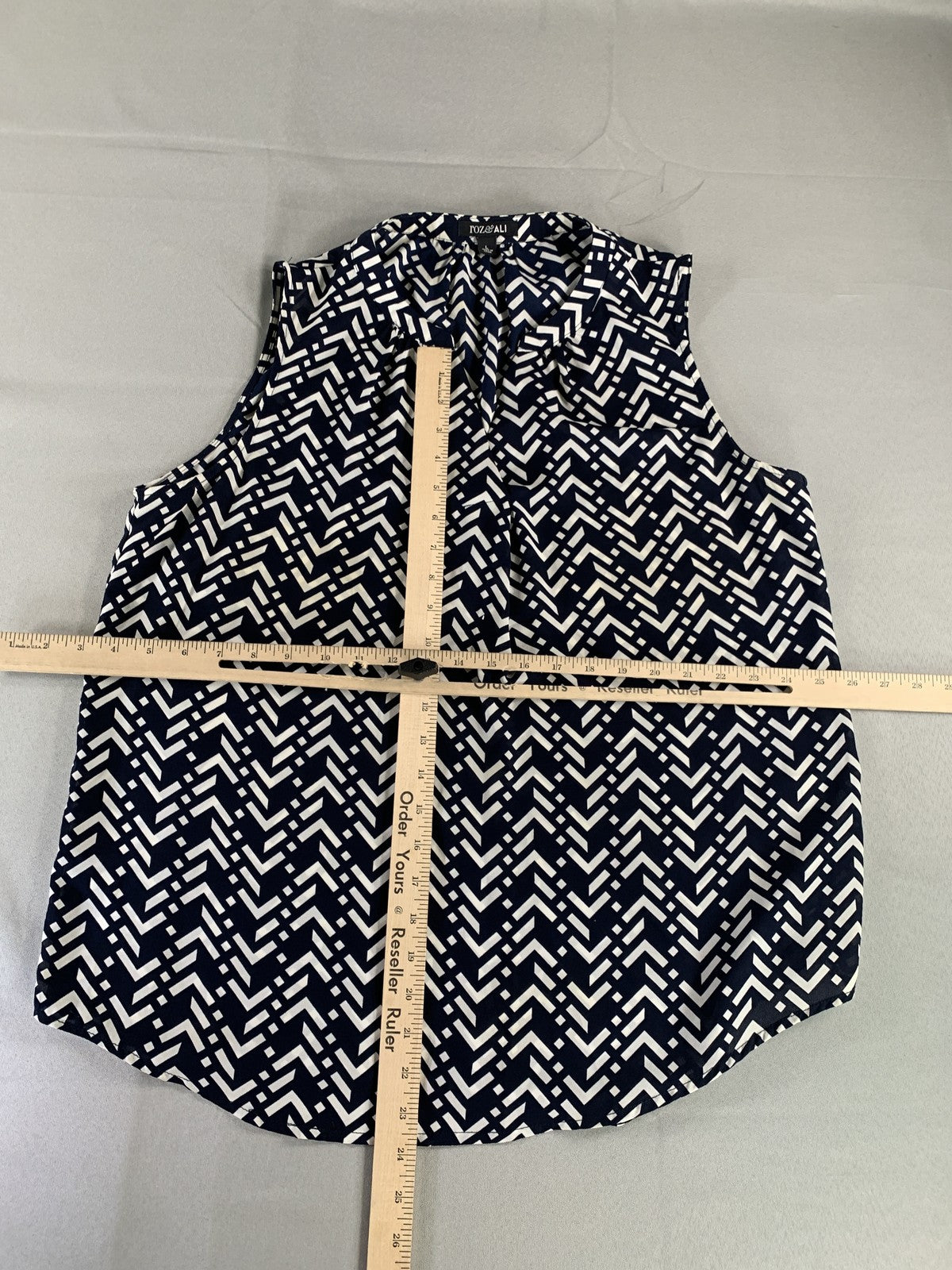 Roz & Ali Blouse Womens Large Chevron Geometric Sleeveless Top Polyester 100