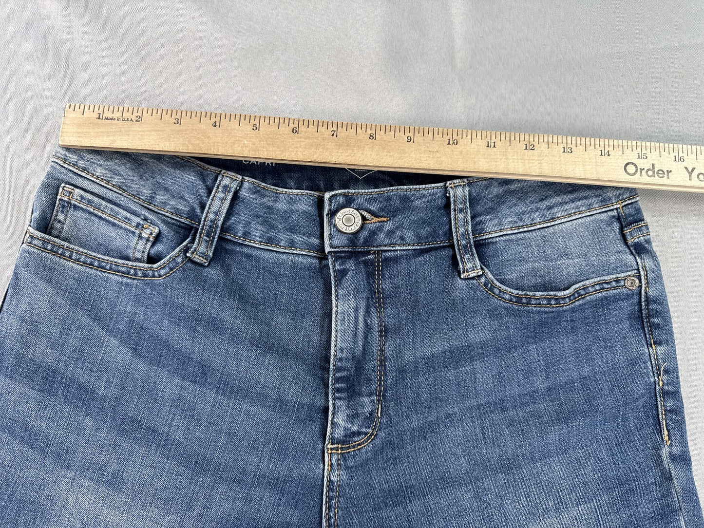 St. John's Bay Jeans Cropped Women’s 8 Blue Cotton Blend Stretch Denim Mid Rise