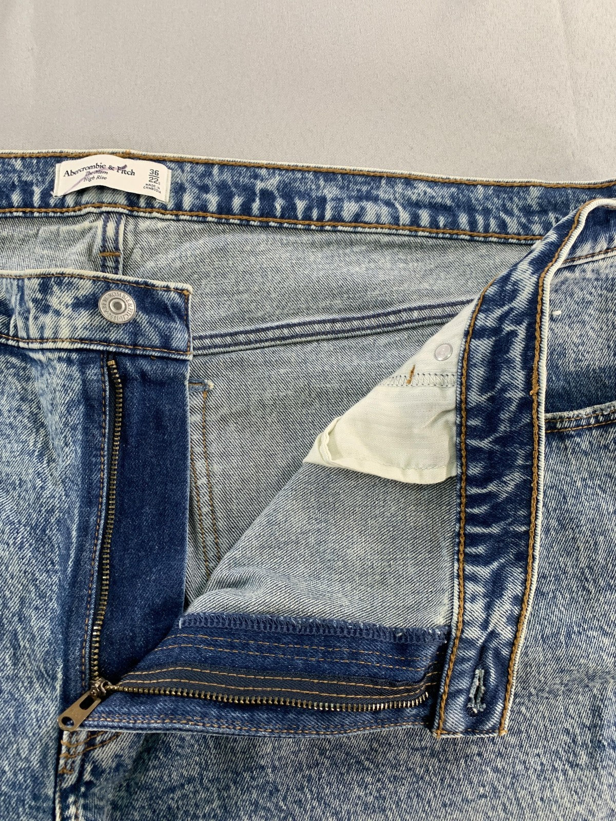 Abercrombie & Fitch Jeans Womens 36 Blue High Rise The Mom Distressed Denim