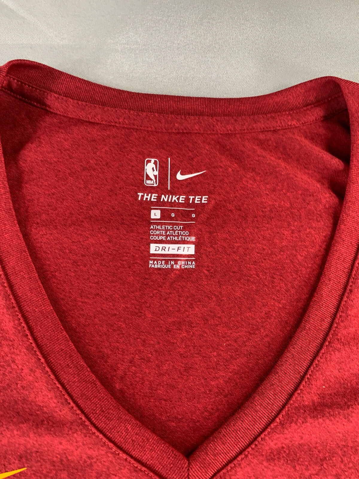 Nike Cleveland Cavaliers AA2809-677 Dri-FIT V-Neck Tee Womens L Red NBA Shirt