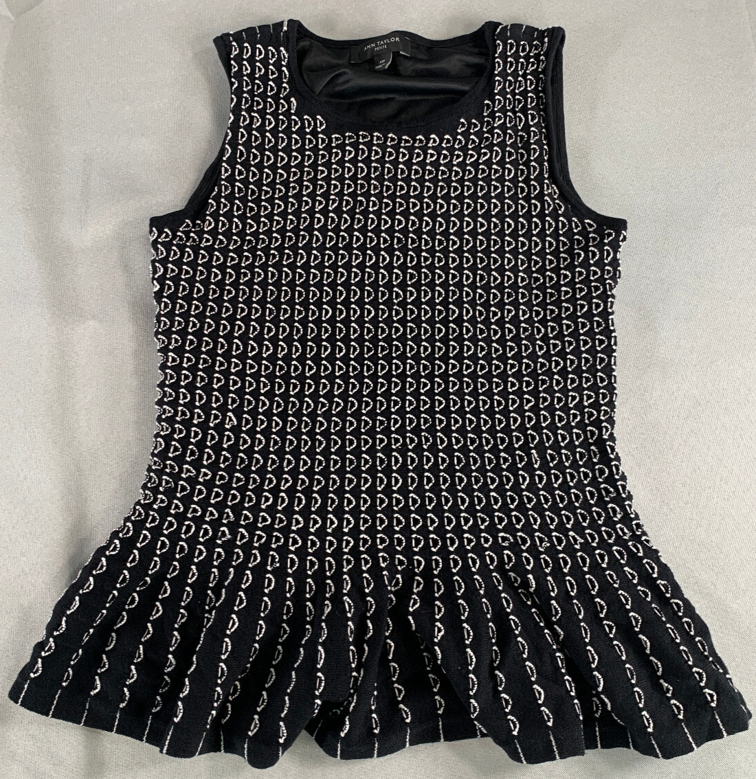 Ann Taylor Petite XSP Knit Peplum Top Black White Sleeveless Stretch Textured