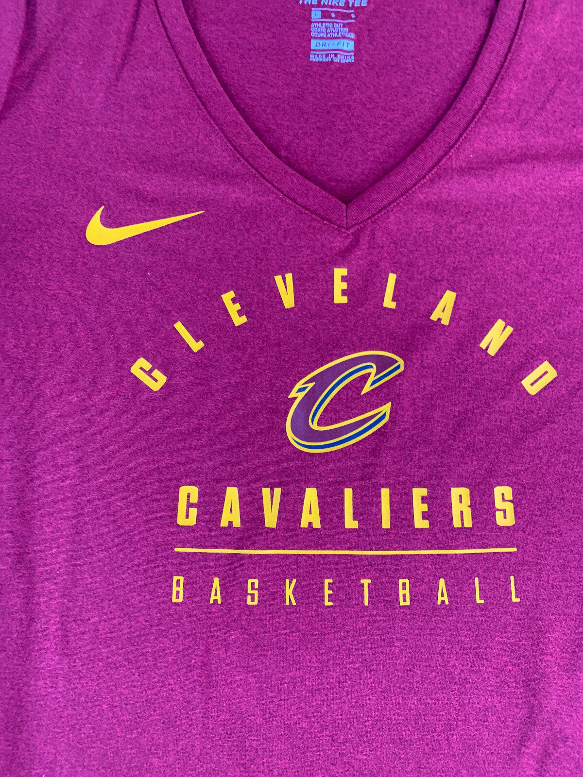 Nike Cleveland Cavaliers AA2809-677 Dri-FIT V-Neck Tee Womens L Red NBA Shirt