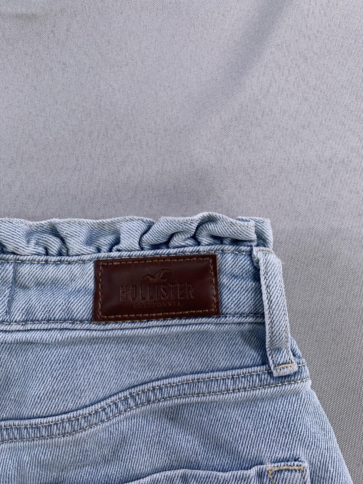 Hollister Curvy High-Rise Mom Jeans Womens 3R Light Wash Denim Raw Hem W26 L27
