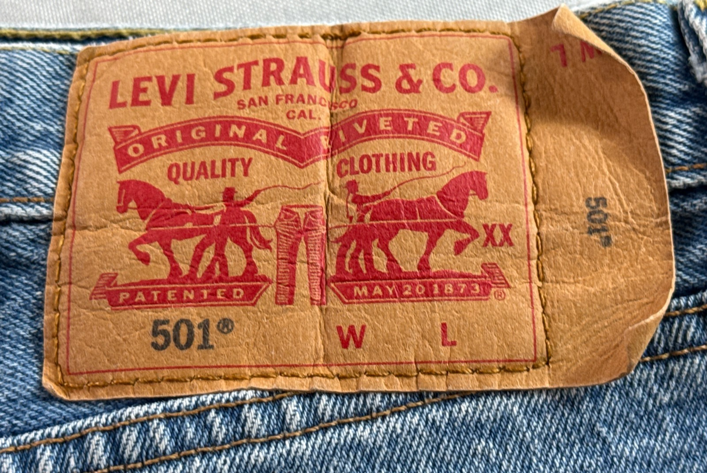 Levi's 501 Men's Medium Wash Blue Denim Straight Leg Button Fly Jeans W44 L30 VT